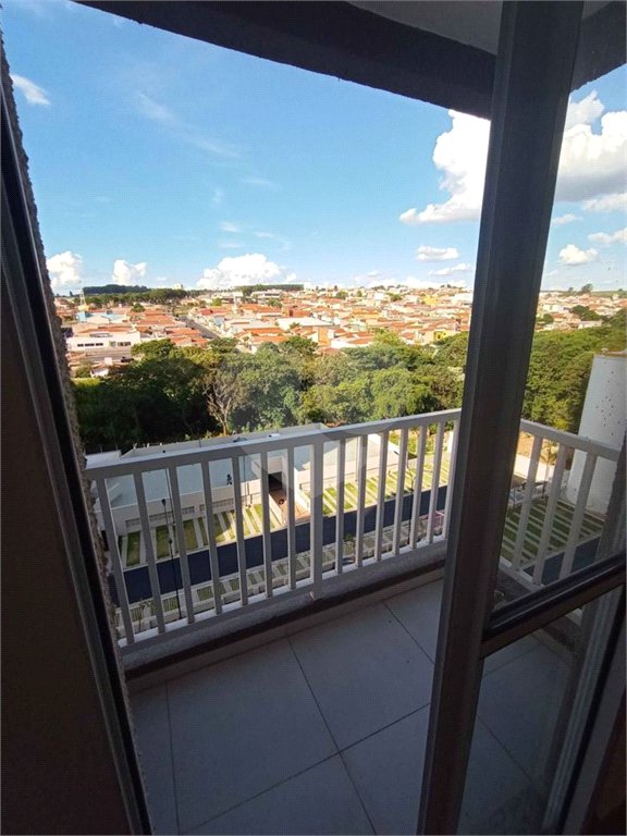 Apartamento no Condomínio Parque dos Jacarandás.