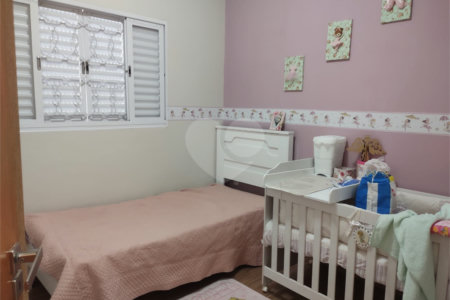 Casa térrea com 2 dormitórios.