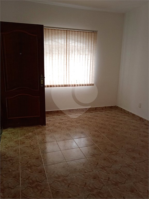 Casa térrea com 3 dormitórios.