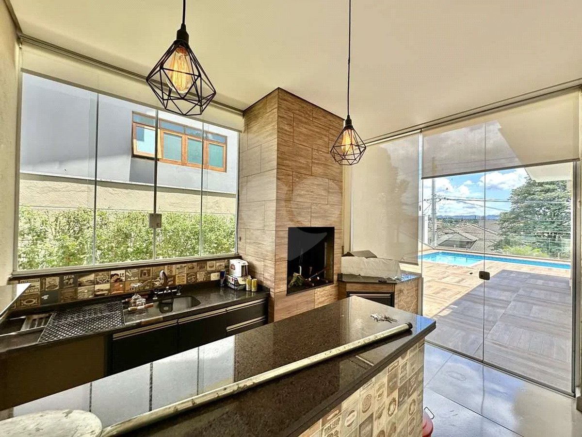 Casa em condomínio Impecável, 4 dorms / 2 suítes, varanda gourmet, piscina, 3 lareiras
