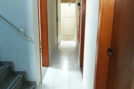 Galpão com 1155m² , 6 banheiros , sendo 2 vestiários , atualmente com 13 vagas , podendo chegar a 17 , à venda na Vila Principe de Gales em Santo André.