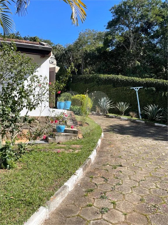 Casa à venda, 742 m², com piscina, 5 suítes, em Embu das Artes