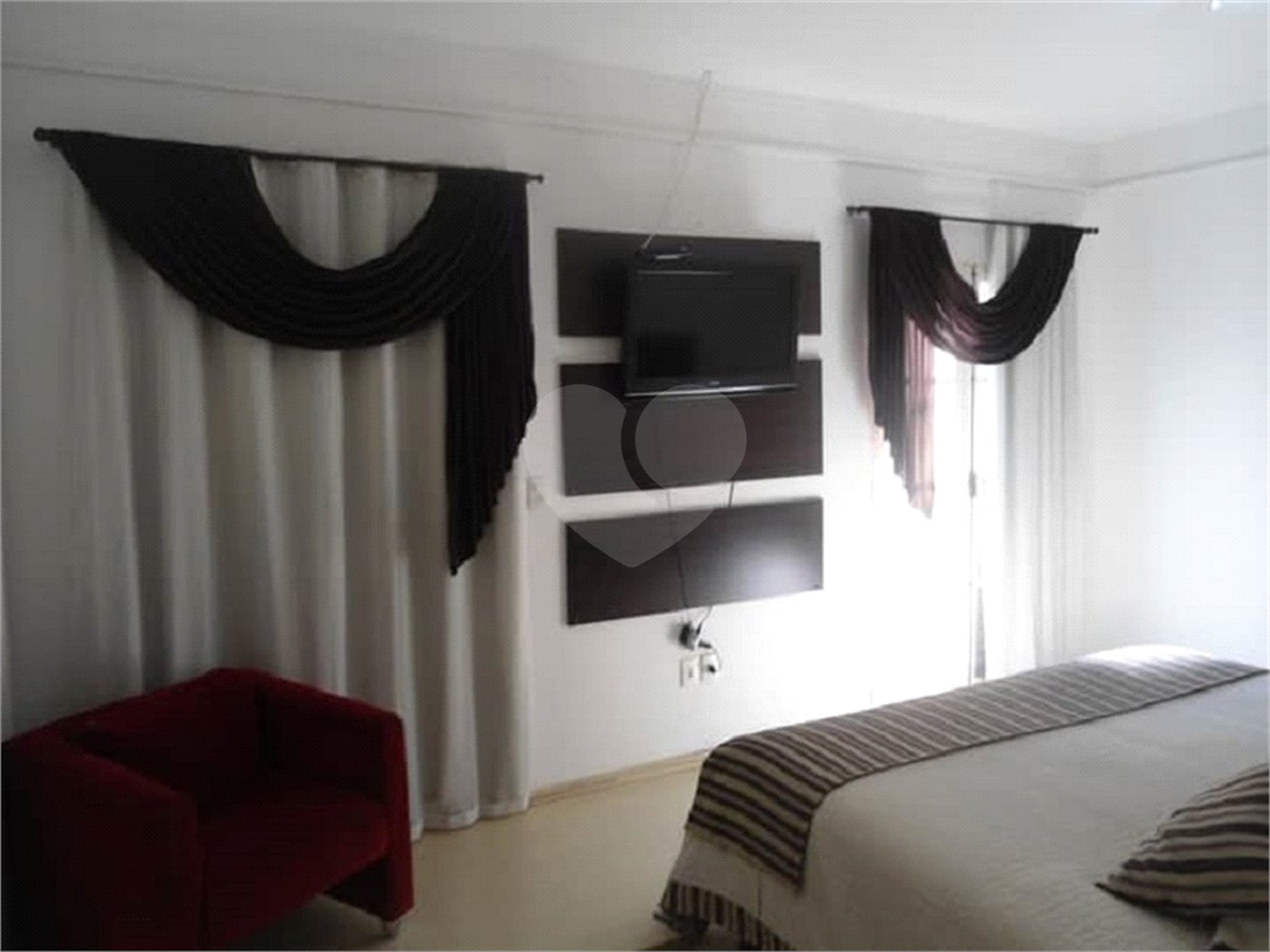 Casa Térrea com dormitórios, sendo 2 suítes.