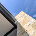 Indaiatuba - Quintas da Terracota - 1252 m² de terreno - casa térrea com 514 m² de área construída -3 vagas de garagem cobertas e 3 descobertas Lavabo - Sala de estar e jantar amplas e integradas - Escritório privativo - Cozinha toda equipada com geladeira, forno, micro-ondas, lava-louças,