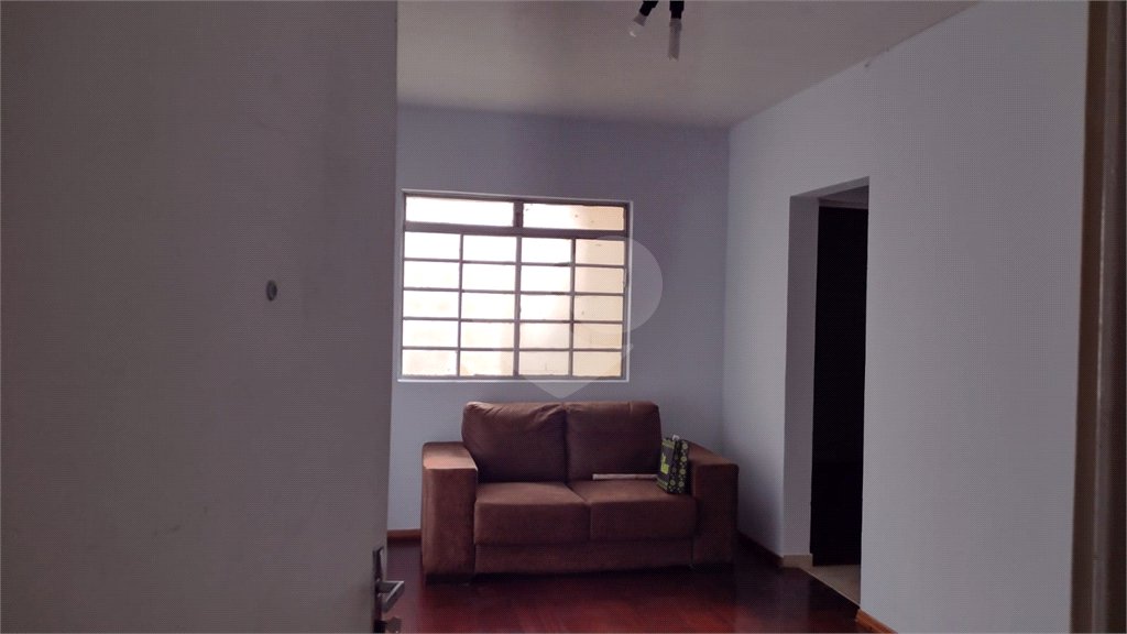 Apto com 2 dormitórios, dois banheiros , e uma garagem.