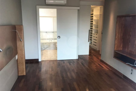 Apto 220 metros no Campo Belo. varanda, 5 vagas, 3 suítes. Visite