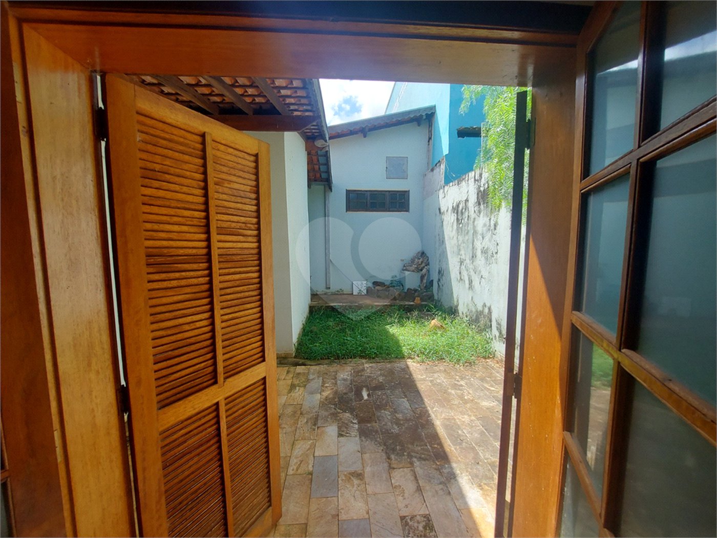 Casa térrea com piscina no Residencial Samambaia.