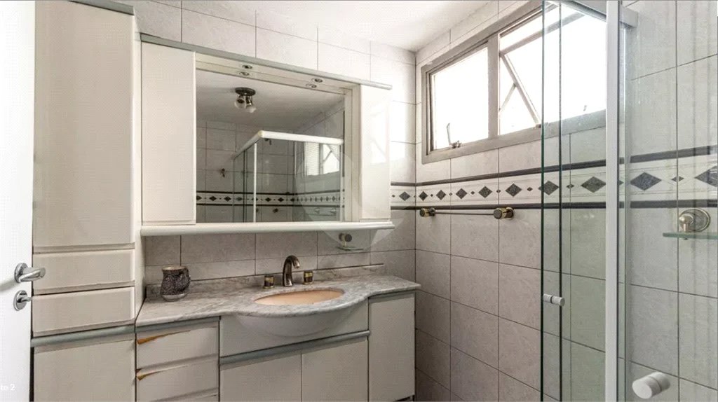 Este elegante apartamento em Higienópolis oferece 224m² de área muito bem distribuída, perfeito para quem valoriza conforto
