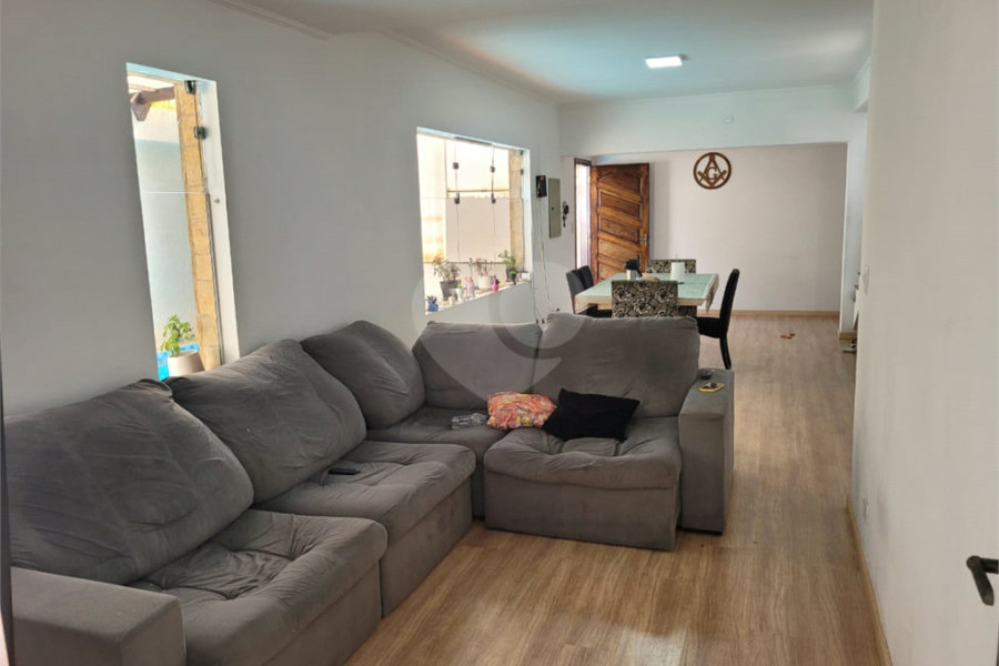 Sobrado com 14 metros de frente , na Região do Jardim Guapira , próximo ao Clube Guapira com 5 dormitórios, sendo 3 suíte com armários embutidos ,banheiro social, Sala para 2 ambientes, escritório com banheiro .cozinha ampla com armários, área de serviço ,dispensa, quintal com banheiro externo c