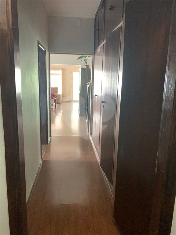 Casa térrea com 3 suítes.