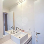 Espaço, conforto e uma localização privilegiada fazem deste apartamento mobiliado no Baeta Neves, em São Bernardo do Campo, uma excelente opção para seu novo lar. Com 118 m², três dormitórios e quatro banheiros, o imóvel oferece ambientes amplos para acomodar a família e receber amigos com comodidad