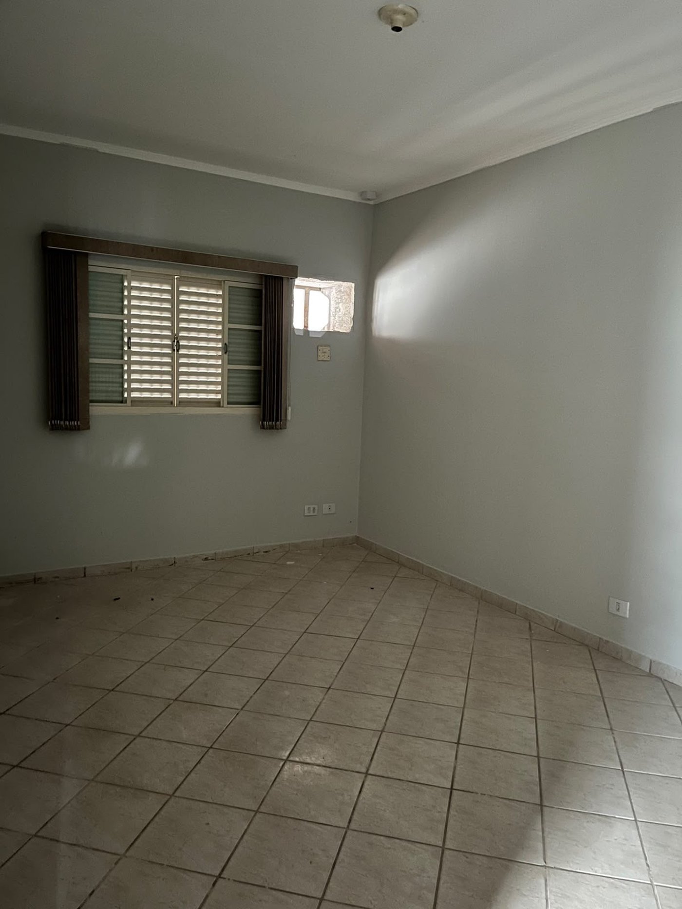 Casa para alugar com 4 quartos, sendo 2 suítes, no Centro, Três Lagoas, MS