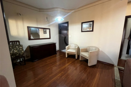 Casa à Venda na Rua Principal do Parque Fehr com Aquecedor Solar