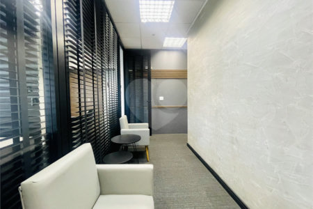 Sala Comercial Mobiliada com Copa e Hidráulica no Domo Business – 37 m² com 3 Ambientes Prontos!