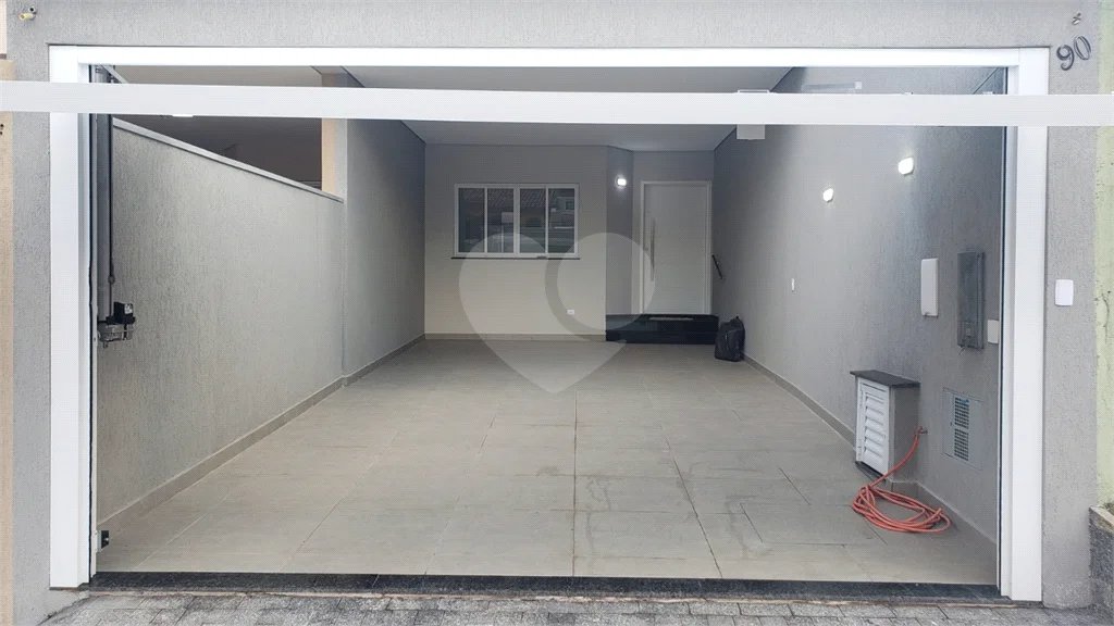 Sobrado novo com 3 suítes, 4 vagas, espaço gourmet com churrasqueira, jardim de inverno e acabamento premium. Conforto, modernidade e sofisticação.