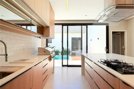 Casa térrea com 3 suítes no Condomínio Residencial Viena em Indaiatuba-SP - Acabamento de alto padrão - R$ 1.690.000,00 - AT 250 m² - AC 158 m² - 3 suítes,, sendo 1 suíte master com closet - Sala para dois ambientes (estar e jantar) - Cozinha planejada com ilha cooktop, forno elétrico e micro-ondas,