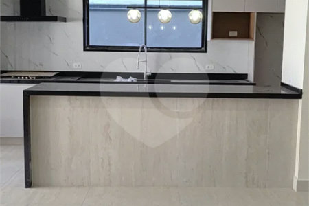 Casa com 3 suítes, piscina e área gourmet em terreno de 360m²