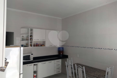 Sobrado espaçoso e bem localizado