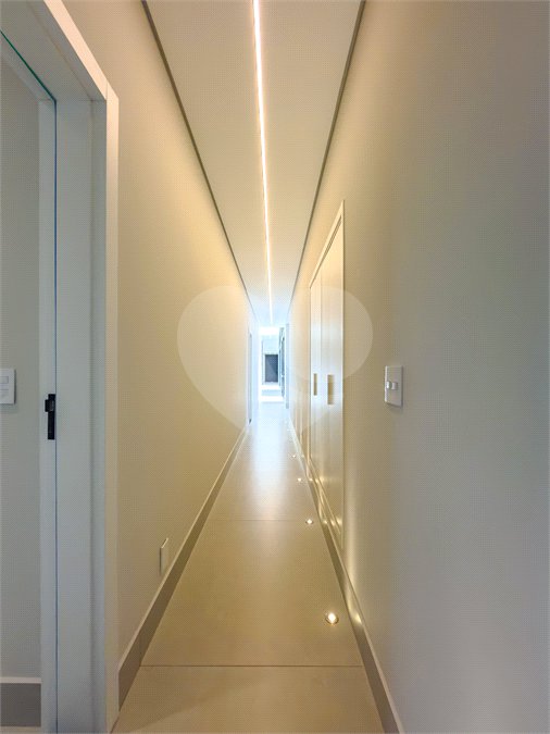 Indaiatuba - Quintas da Terracota - 1252 m² de terreno - casa térrea com 514 m² de área construída -3 vagas de garagem cobertas e 3 descobertas Lavabo - Sala de estar e jantar amplas e integradas - Escritório privativo - Cozinha toda equipada com geladeira, forno, micro-ondas, lava-louças,