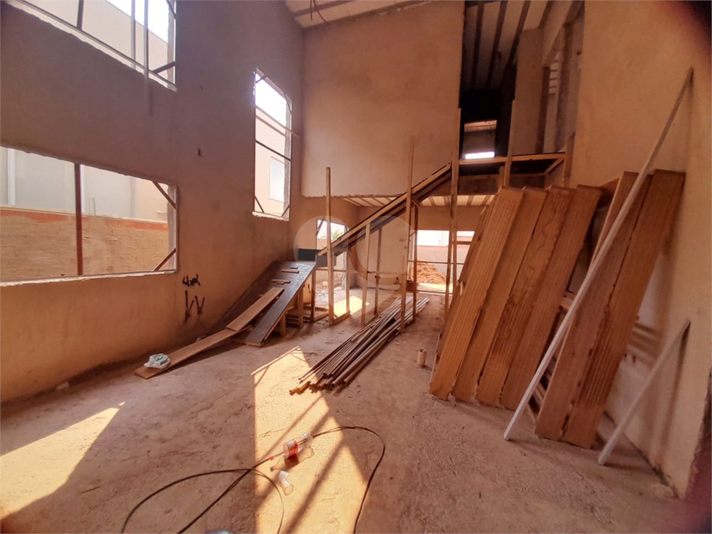 Casa em Construção com Área Gourmet e Piscina no Condomínio Damha II