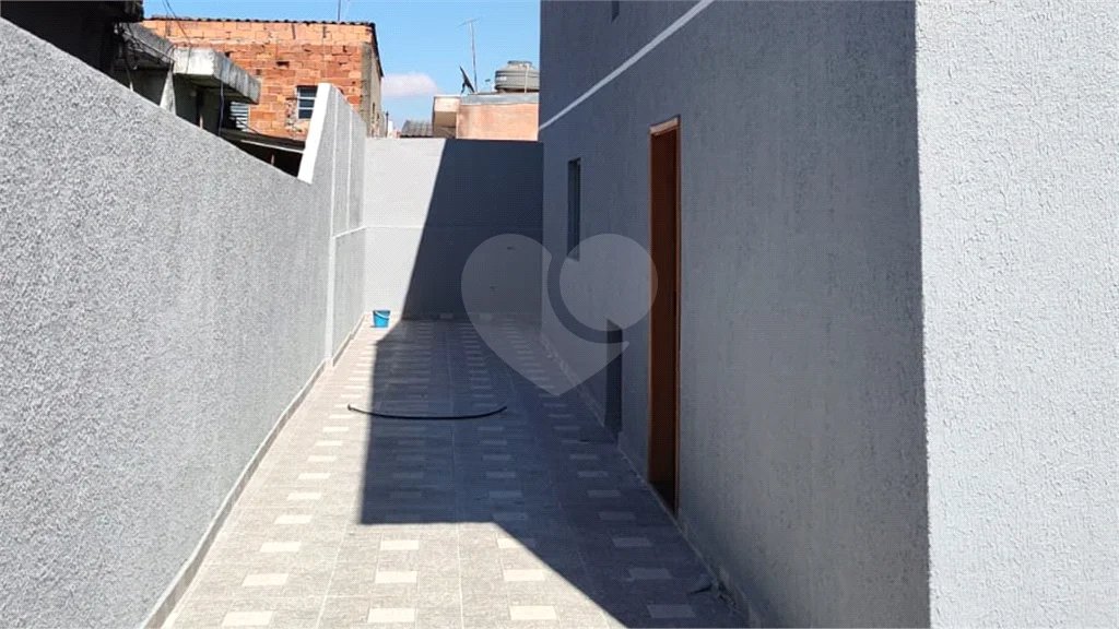 Sobrado Novíssimo à Venda – 3 Dormitórios, Suíte, Quintal e 6 Vagas – 132m² de Terreno