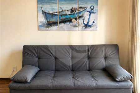 Apartamento á venda no centro com dois dormitórios e sacada.