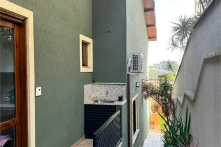 Casa à venda com 3 quartos, sendo 1 suíte, no condomínio Residencial Jardim das Flores 1510, Cotia - SP