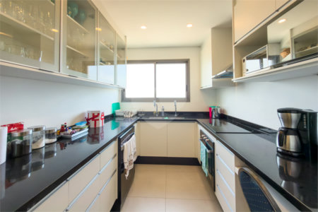 Apartamento de 03 dormitórios sendo 02 suítes com 02 vagas de garagem.