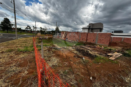 LOTE DE ESQUINA NO CONDOMINIO RESIDENCIAL DAMHA IV
