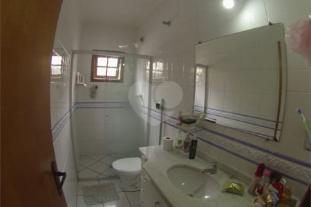 Sobrado com 4 quartos sendo 2 suítes.