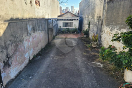 Casa na região do alto da Mooca com 242m² de área total.