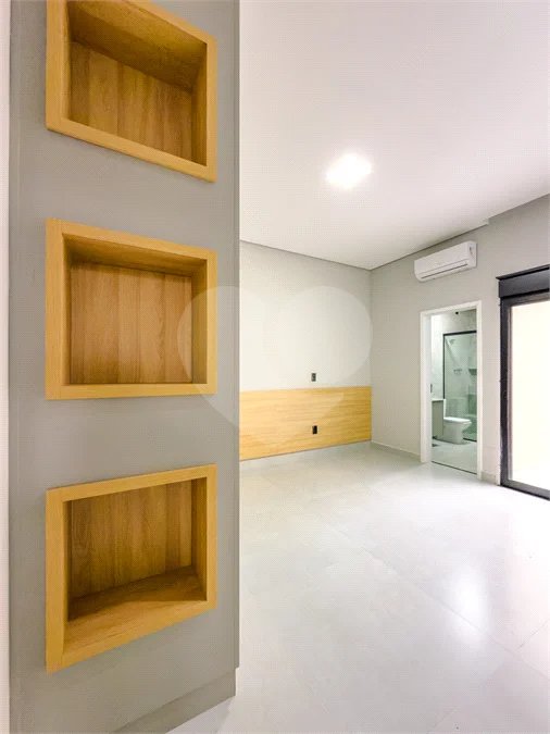 Indaiatuba - Jardim Bom sucesso - Área total: 150m² - Área construída: 115m² - 3 dormitórios sendo 1 suíte com armário planejado;Sala para dois ambientes; Banheiros com box gabinetes e espelhos; Área gourmet com churrasqueira a carvão e móveis planejados; Lavanderia coberta; Ar condicionado na sala