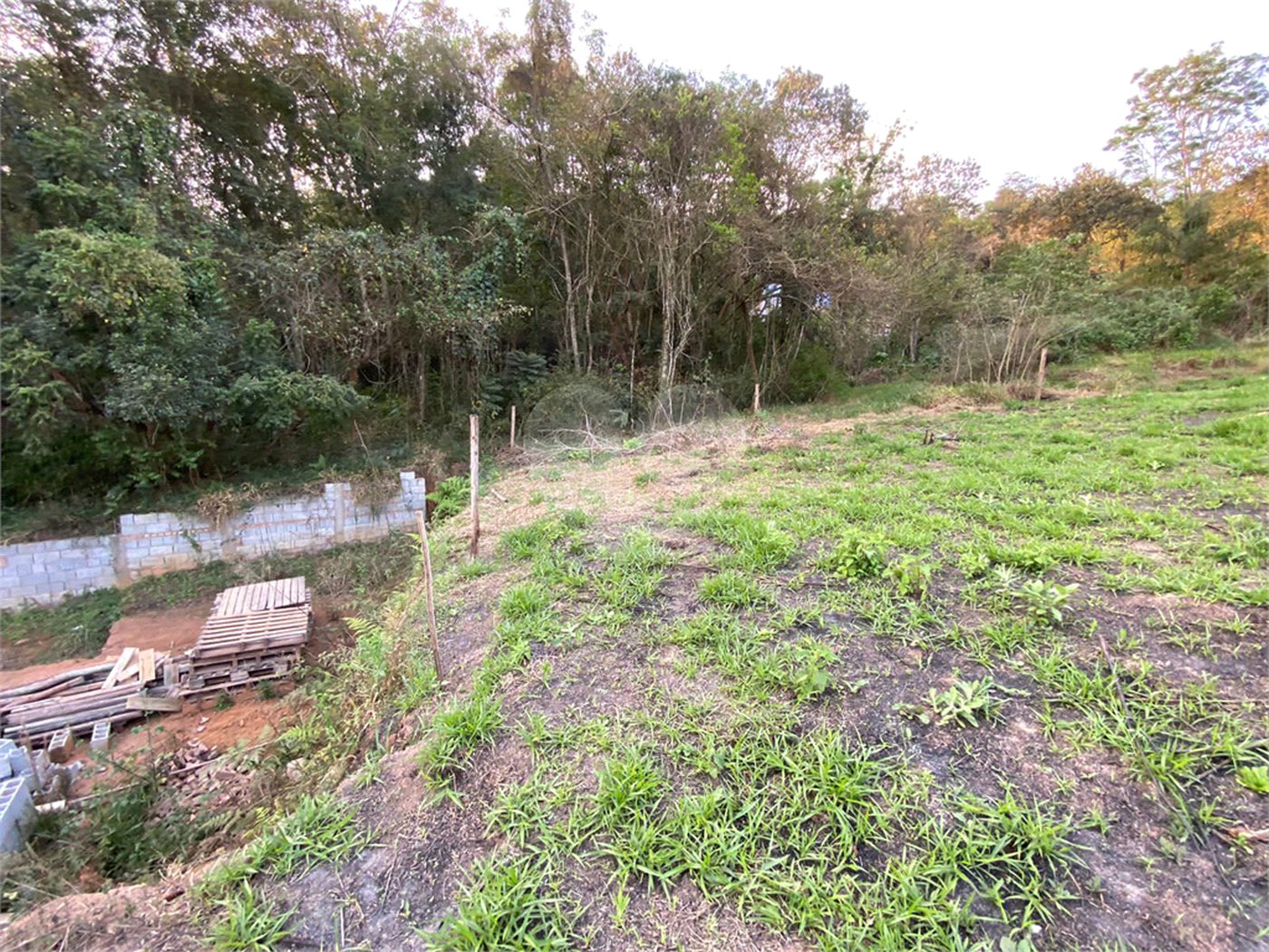 Terreno em Atibaia com 415 metros e pronto para construir no bairro Jardim Paulista, aceita financiamento