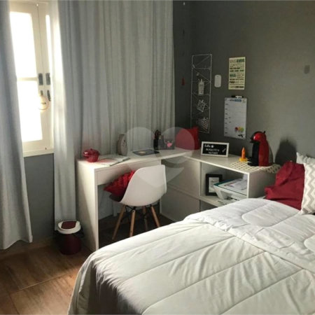 Casa com 202m² , 4 dormitórios , sendo 1 suíte , 3 vagas de garagem.