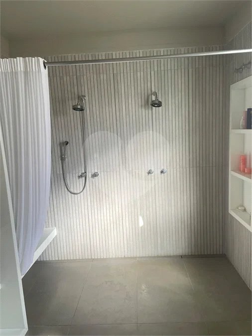 Sobrado no Condomínio Damha II.