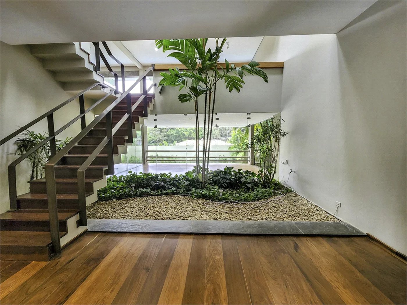 CASA EM RUA FECHADA NA REGIÃO DO MORUMBI / REGIÃO DO CLUBE PAINEIRAS