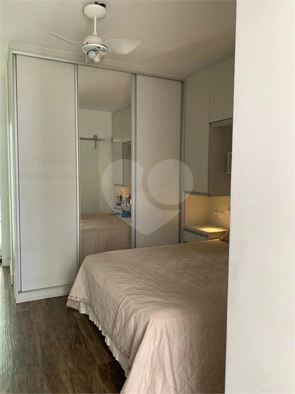 Sobrado com 3 quartos e garagem para 5 veículos.