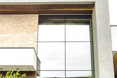 Casa Térrea – Condomínio Maria Cândida - 300 m² de terreno - 212 m² de área construída - 4 vagas de garagem, sendo 2 cobertas - Sala de jantar e estar integradas, com pé-direito duplo e cortina - 3 suítes com ar-condicionado, sendo 1 master com closet – planejado – Roupeiro – Escritório - Cozinha