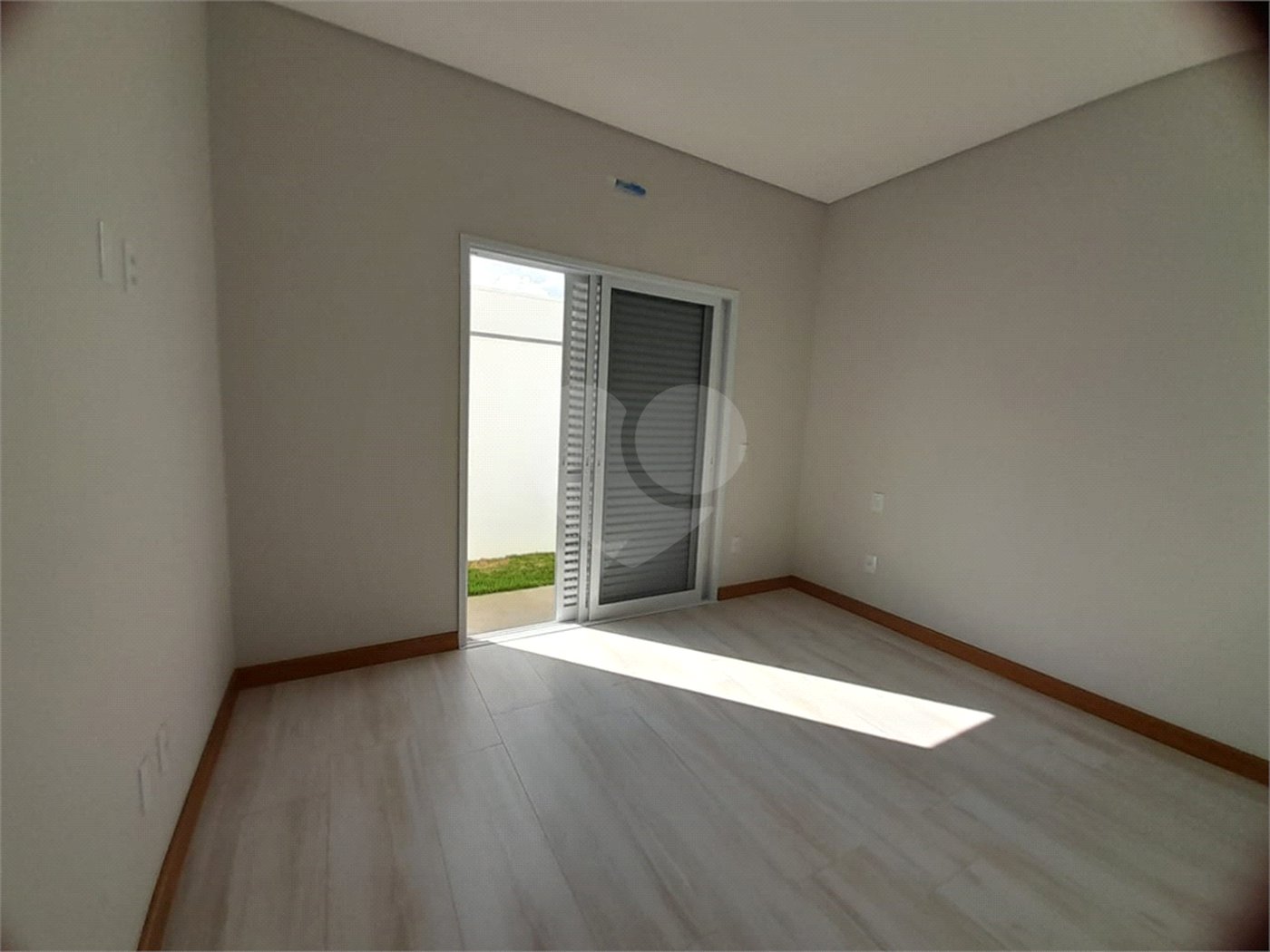 Belíssima Casa à Venda no Condomínio Damha IV