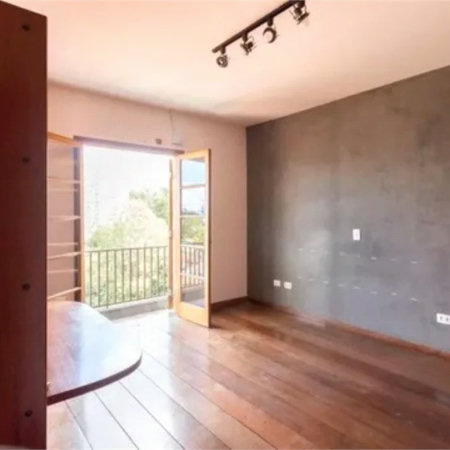 Sobrado à venda em rua fechada 480m², 4 quartos e churrasqueira no Jd das Vertentes próximo Metro Vila Sônia