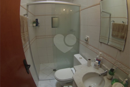 Sobrado com 4 quartos sendo 2 suítes.