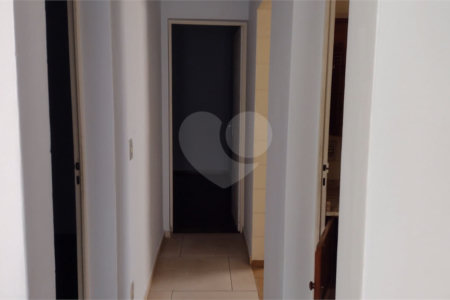 Apto com 2 dormitórios, dois banheiros , e uma garagem.