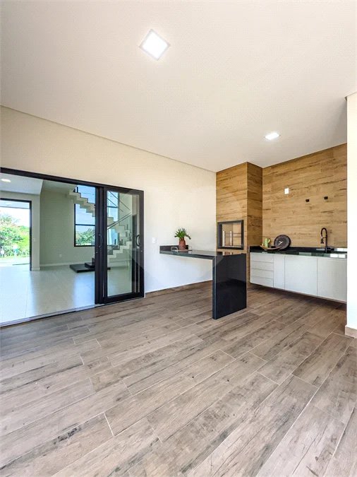 Indaiatuba - Condomínio Milano - Sobrado - 350 m² de terreno - 240 m² de área construída - 4 vagas de garagem, sendo 2 cobertas - Salas de estar e jantar integradas - 3 suítes com closet e varanda no pavimento superior - Escritório no térreo - Espaço gourmet com churrasqueira - Banheiro externo