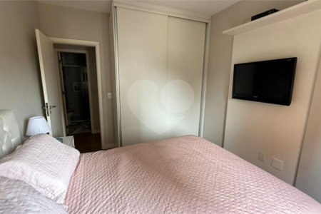 Apartamento de 130 m² com três dormitórios, sendo uma suíte, com armários embutidos, dependências de empregado e lavabo