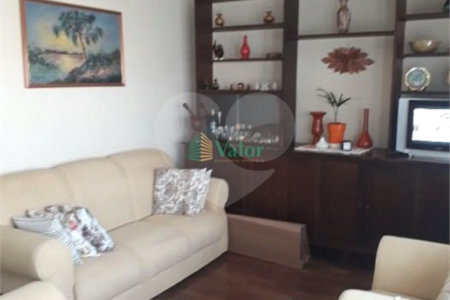 Ampla casa no condomÍnio Parque Fehr, contendo: