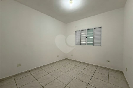 Casa térrea em Atibaia com 2 dormitórios, 2 vagas de garagem, quintal nos fundos, aceita financiamento