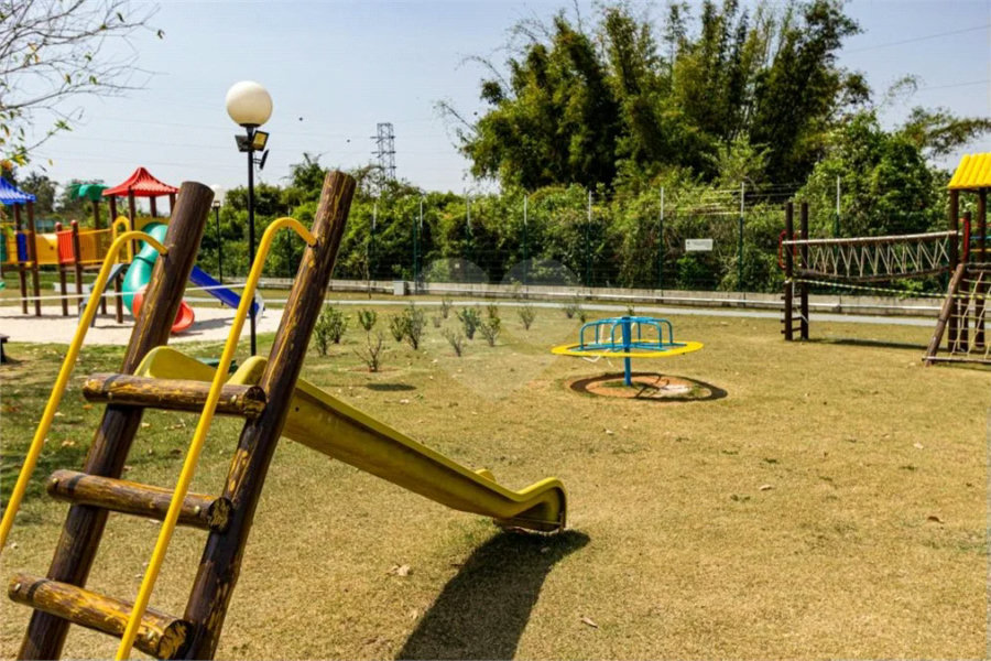casa térrea, recém construida, 3 dormitórios sendo 1 suíte, 2 vagas de garagem, piscina e espaço gourmet