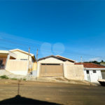 Casa á venda, com 03 Dormitórios, em São Carlos.