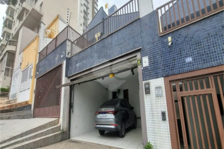 Sobrado à Venda na Aclimação - 150 m² - 2 Salas, 3 Dorms, 2 Vagas.