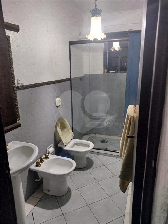 Casa à venda na Vila Mariana de 300 metros quadrados, com 3 dormitórios, 1 suíte e 2 vagas.